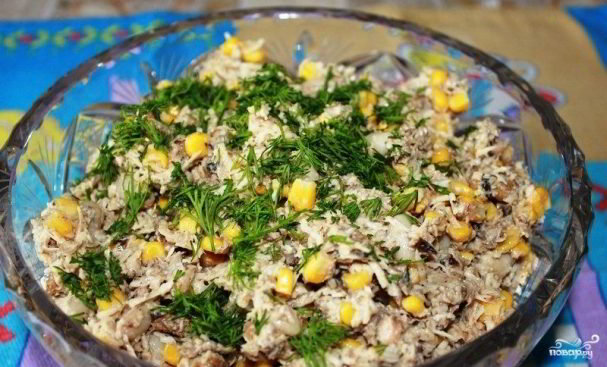 Рецепт приготовления салат из шпротов с сухариками, фасолью, кукурузой и сыром.