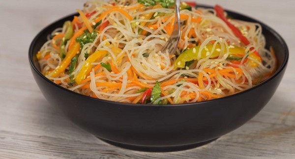 Освежающий салат с фунчозой и овощами: постный рецепт