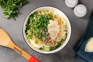 Кальмаровый салат с огурцом