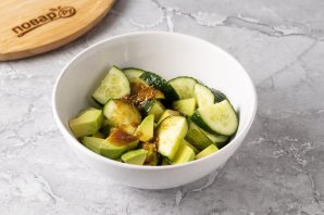 Салат с авокадо, кешью и огурцами
