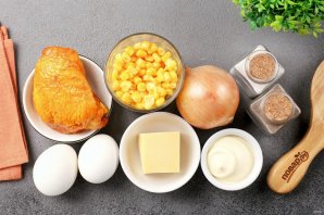 Салат с копчёной курицей, сыром и кукурузой