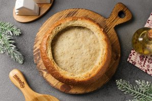 Сырный крем-суп с грибами в хлебе "Веселый Кролик"