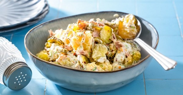 Теплый салат из тунца и картофеля