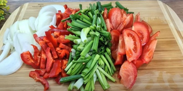 Куриные шейки с овощами на сковороде