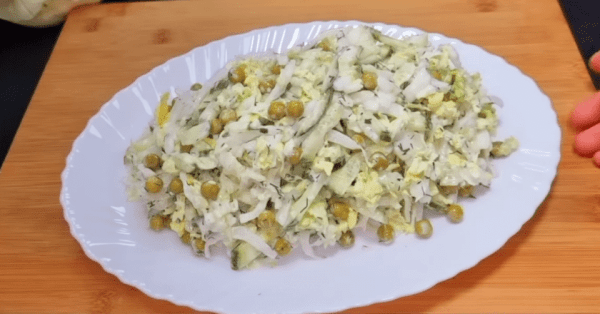 Элементарный салат из пекинской капусты и горошка