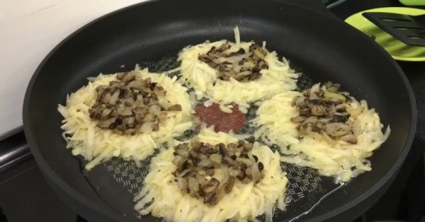 Драники с грибами на сковороде
