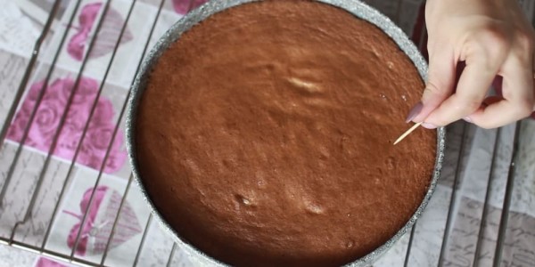 Бисквитный торт с клубникой