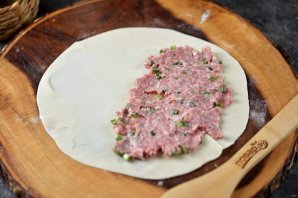 Чебуреки с мясом на сковороде