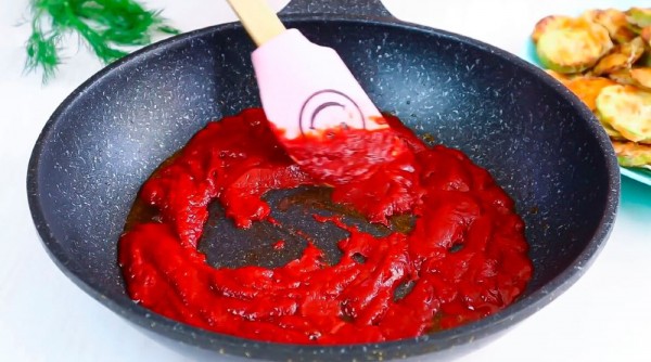 Жареные кабачки в томатном соусе