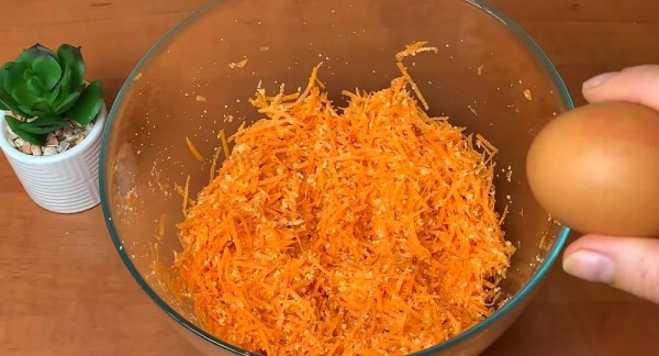Оладьи из моркови на сковороде