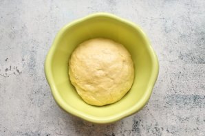 Отрывной пирог с сыром, чесноком и зеленью