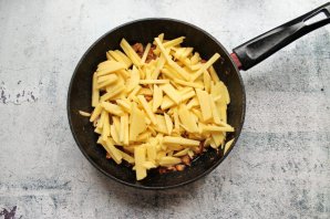Жареная картошка с лисичками и луком на сковороде