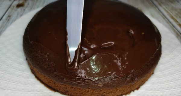 Шоколадный торт на воде без яиц
