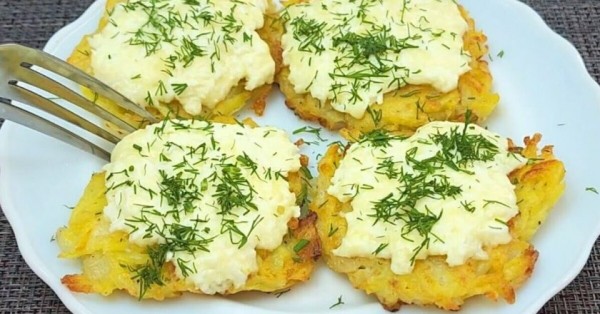 Драники с сыром и яйцом на сковороде