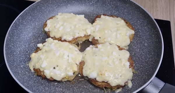 Драники с сыром и яйцом на сковороде