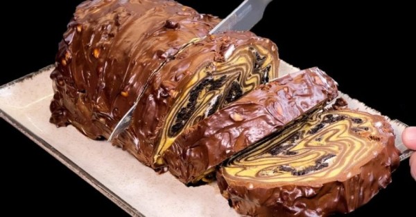 Десерт из шоколадных блинов и печенья «Орео»