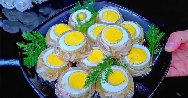 Холодец с яйцами: порционное блюдо