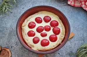Пирог с брынзой и помидорами из слоеного теста