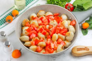 Пельмени с помидорами на сковороде