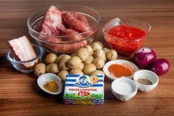 Запеченное мясное рагу с колбасками, копченостями и картофелем